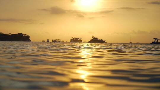 日落时分水上的小船
