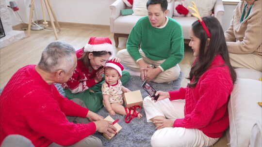 一个大家庭在家里一起庆祝的快乐时刻的小孩