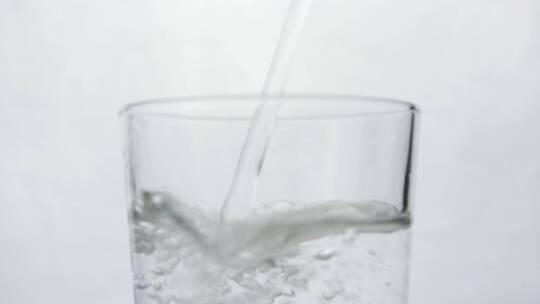 玻璃杯倒水流喝水凉水白酒倒酒