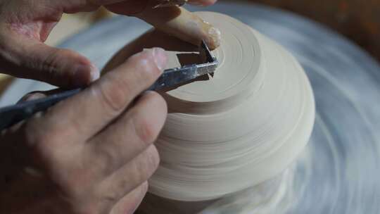 美女游客体验制作陶瓷手工艺术品瓷器碗拉坯视频素材模板下载