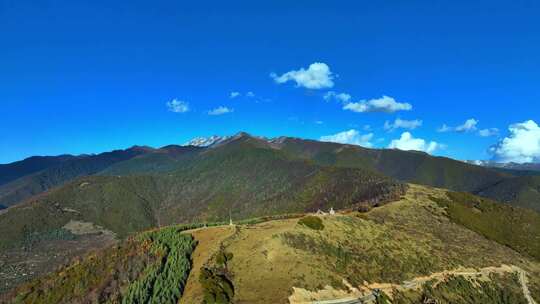 高山美景蓝天白云的自然景观