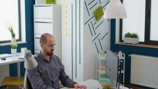 使用销售图表和图表的公司员工