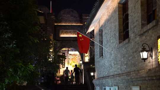 重庆街道夜景国旗下的街道实拍