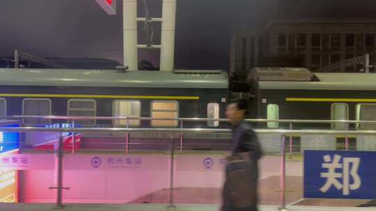 夜晚绿皮火车旅客进站停靠站台视频素材模板下载