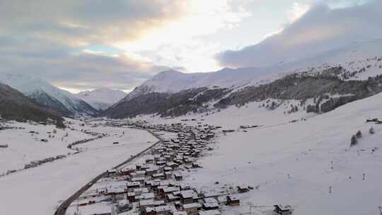 令人惊叹的利维尼奥阿尔卑斯无人机视频：雪