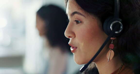 在耳机上为客户服务解决面部、呼叫中心和女