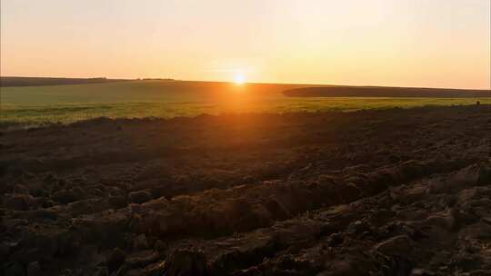 手捧土壤希望的田野与生命萌芽土地黑土地