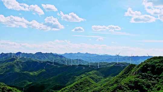 夏季绿色高山蓝天白云与风力发电机组