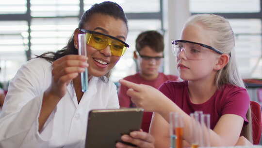 化学课上戴眼镜的女教师和学生