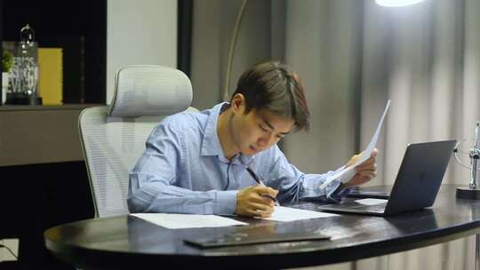 设计师夜晚加班出方案