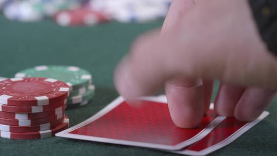 扑克玩家看王牌视频素材模板下载