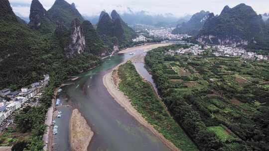 桂林山水烟雨漓江兴坪古镇航拍风光4K