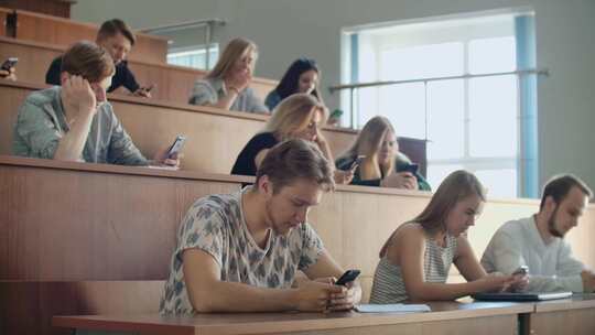 学生在课堂上用手机发短信