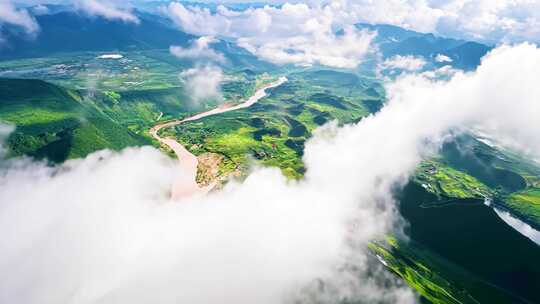 绿色山谷河流蜿蜒 云雾缭绕的山川河流航拍