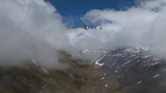 白雪皑皑和云雾弥漫的山脉