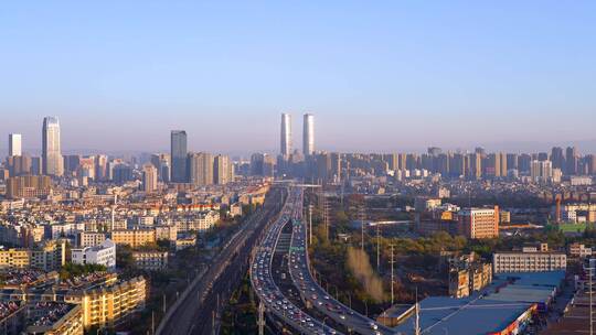 中国云南昆明双子塔和高架桥车流黄昏风光