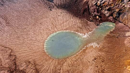 火山空中的酸性湖