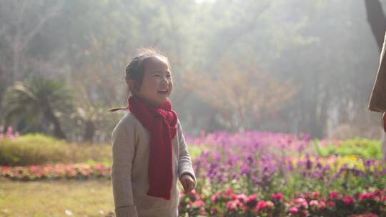 开心快乐小女孩公园里阳光下大笑特写