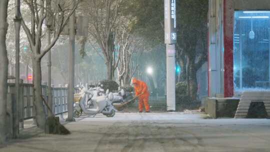 大雪纷飞下扫雪的环卫工人