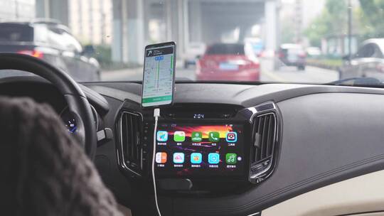 网约车司机使用手机APP导航驾驶城市道路