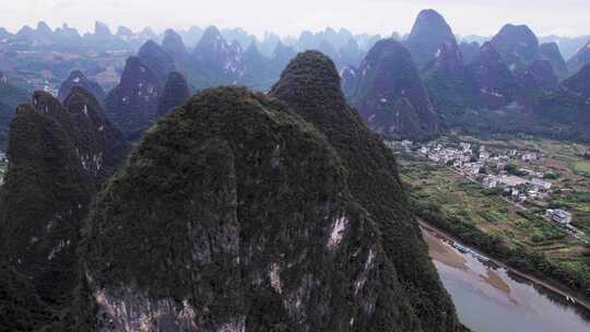 桂林山水烟雨漓江兴坪古镇航拍风光4K