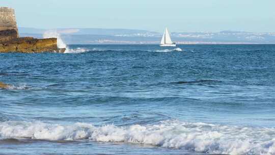 美丽的白色船从卡卡韦洛斯海滩和圣胡里奥达巴拉堡垒左侧在葡萄牙