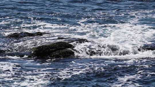 晴朗海面海浪拍打礁石蓝色海洋浪花慢镜头