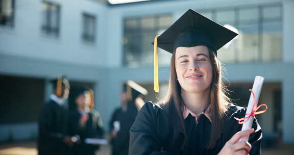 快乐的女人，学生和教育大学学位的毕业生