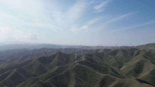 河西走廊祁连山南部山区风力发电大风车蓝天