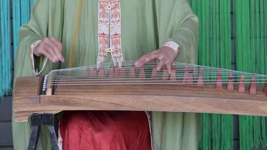 身穿中国传统汉服的女子弹奏古筝唯美画面