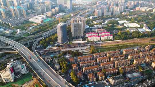 城市立交桥与居民楼的鸟瞰全景