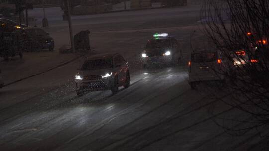 夜晚鹅毛大雪公路行车交通雪路下雪天