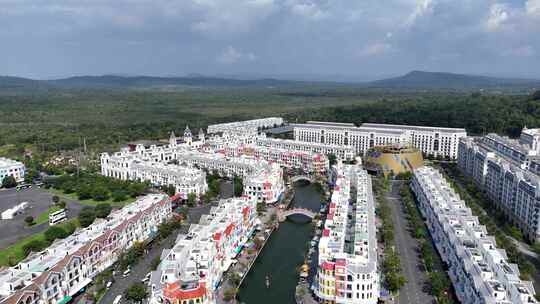 航拍视频展示了一个新建的、规划好的城市社