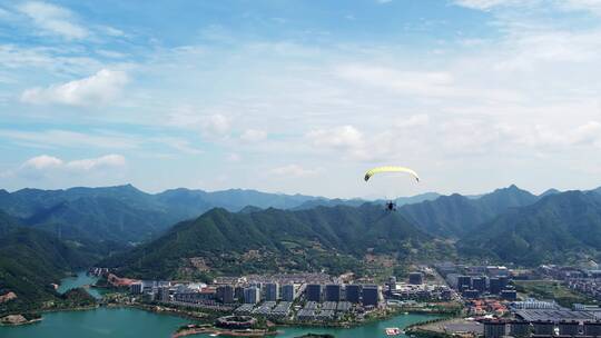 航拍千岛湖上空滑翔伞