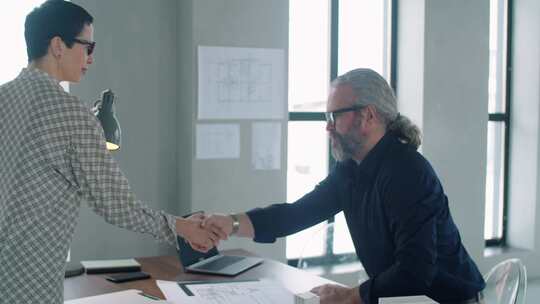 女人，男人，握手，坐着