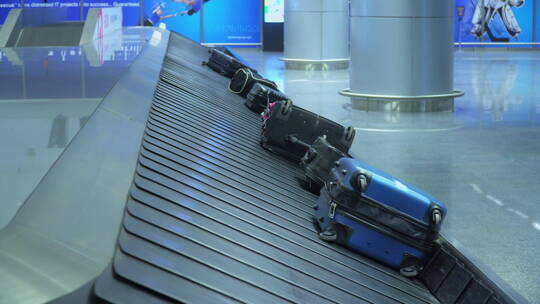 机场传送带上的行李箱视频素材模板下载