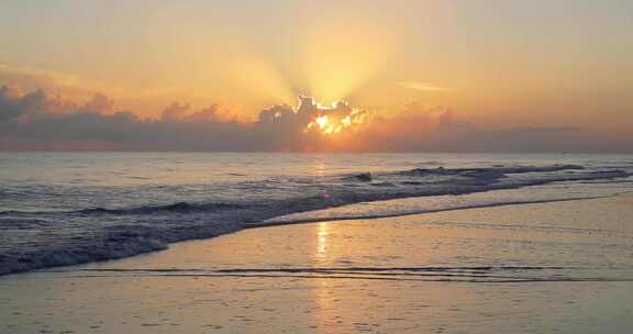 唯美海上夕阳大海黄昏海浪拍打沙滩