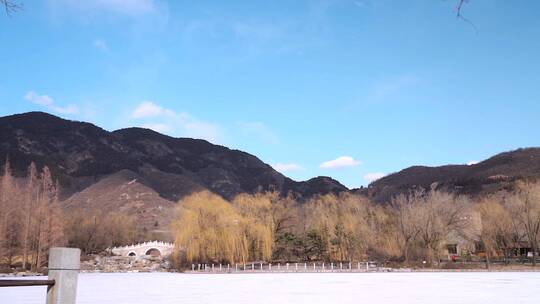 北京冬季晴朗午后结冰铺满积雪的湖面