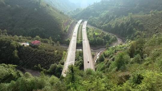 山中的高速公路