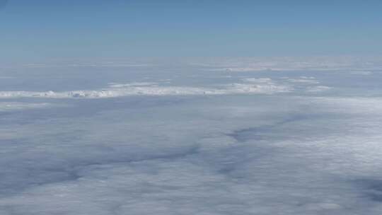 飞机上万米高空俯瞰云层