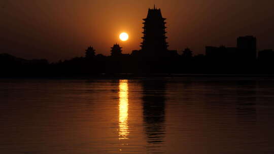 黄河中夕阳长长的倒影