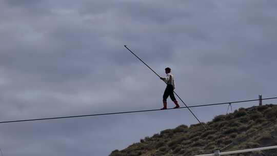 独山子大峡谷空中飞人