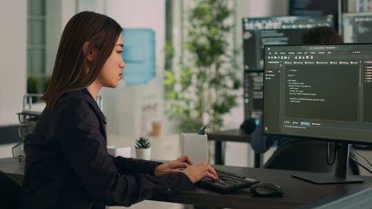 亚洲开发人员在办公桌上的计算机上编码Html脚本信息视频素材模板下载