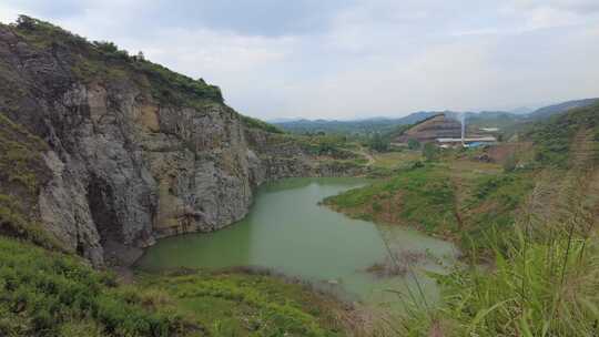 大自然矿坑蓝色湖泊实拍