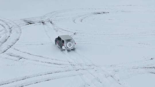 雪地中越野车行驶画面