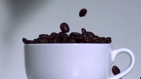 掉落的咖啡豆视频素材模板下载