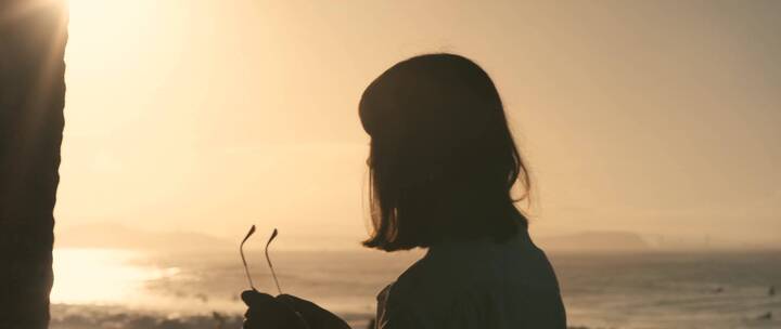 女人在海边戴上墨镜