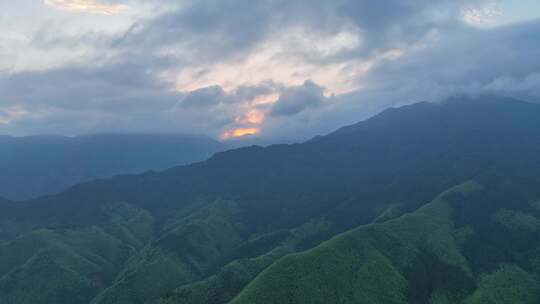 雨后的安徽黄山市黄山区汤口镇旅游景区小镇