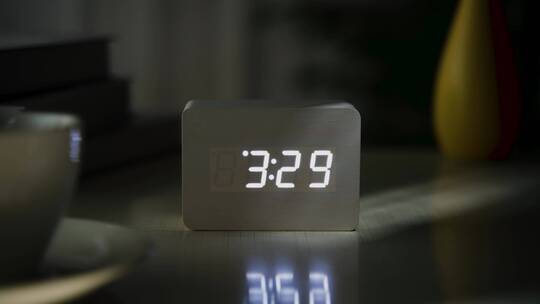深夜电子闹钟三点半