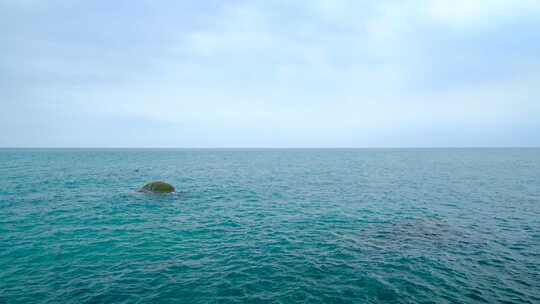 风平浪静大海礁石海边海浪海景海滨公园